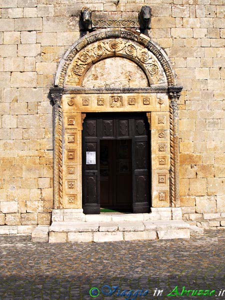 10-P5114778+.jpg - 10-P5114778+.jpg - Il portale della chiesa di S. Eusanio (XII sec.).